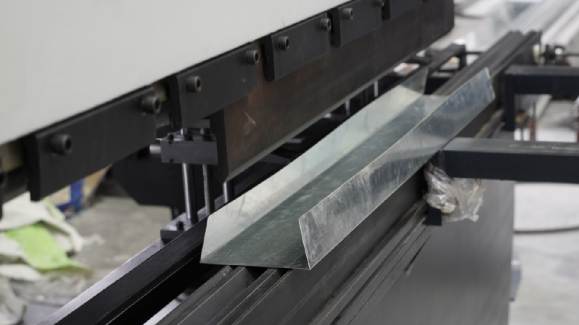 Types of Cable Tray Covers and How to Choose It
